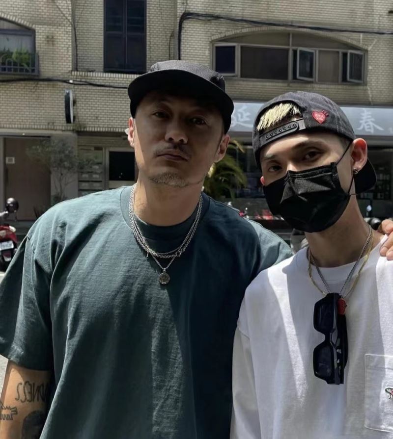 Ch*0me He**ts necklaces